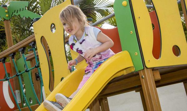 Kind hat Spaß auf der Rutsche