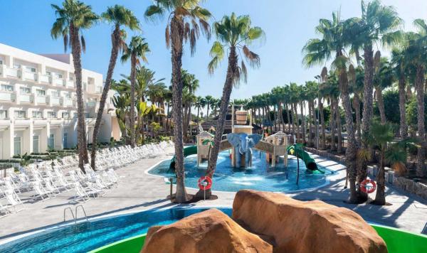 Poolanlage mit Wasserrutsche