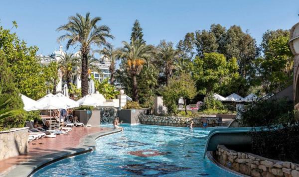Outdoor Pool mit Wasserrutsche