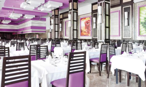 Tische im Hauptrestaurant