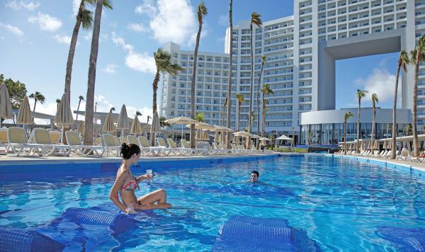 Pool im RIU Palace Peninsula