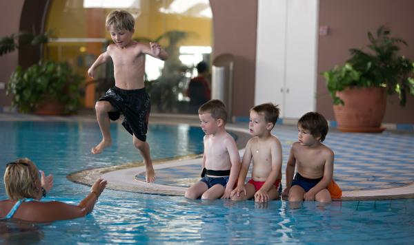Kinder im Indoorpool