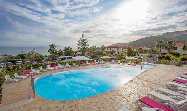 Pool mit Blick auf den Strand