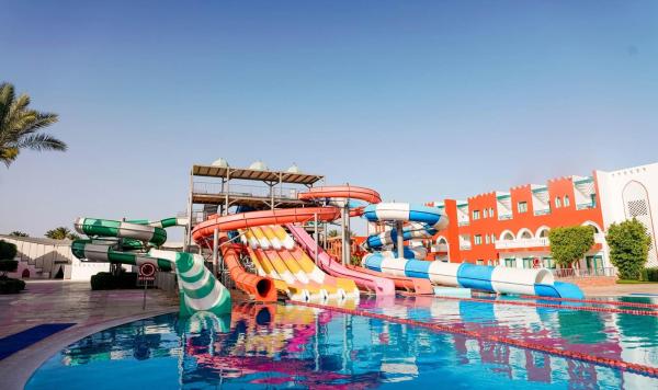 Pool mit Wasserrutschen