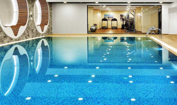 Indoor Pool mit Fitnessstudio