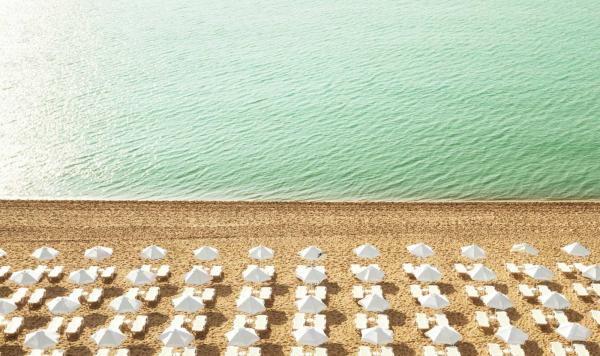 Liegen und Schirme am Strand