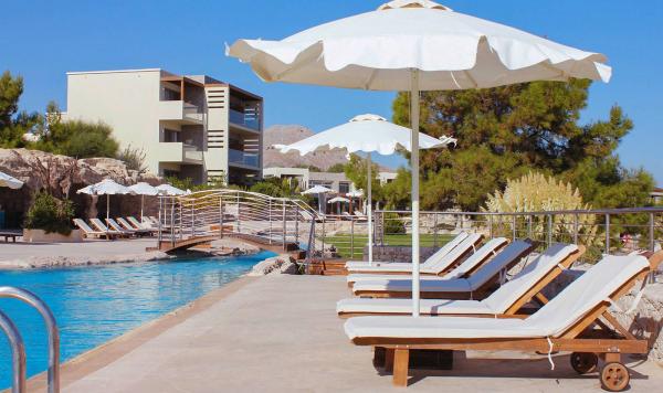 Liegen und Schirme am Pool