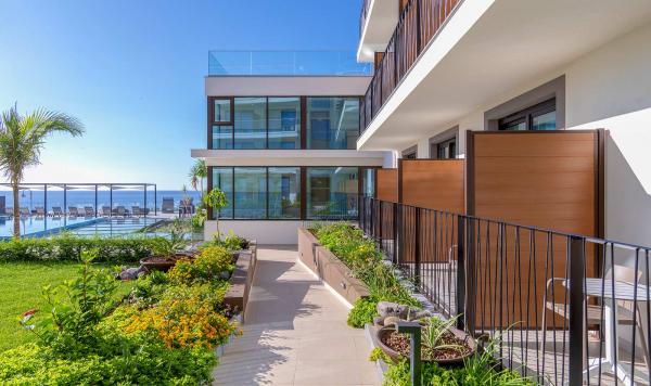 Zimmer mit Pool- und Gartenblick