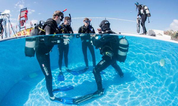 Tauchen im Pool