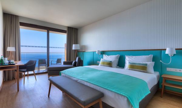 Modernes Zimmer mit Meerblick