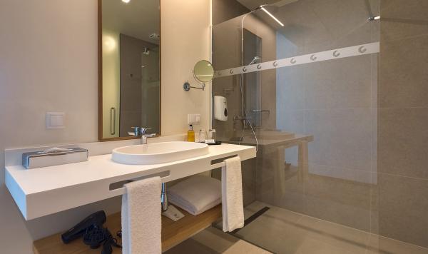 Modernes und großes Badezimmer