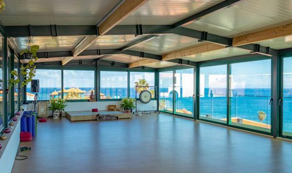 Yogaraum mit Meerblick