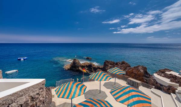 Schirme und Liegen am Meer