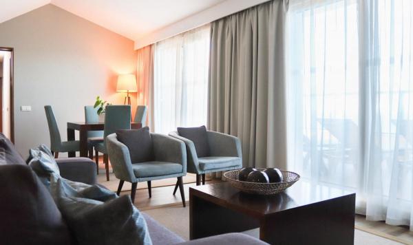 Modern eingerichtetes Zimmer