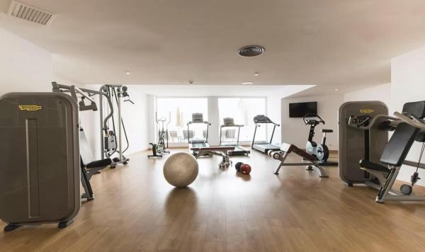 Fitnessraum mit Trainingsgeräte