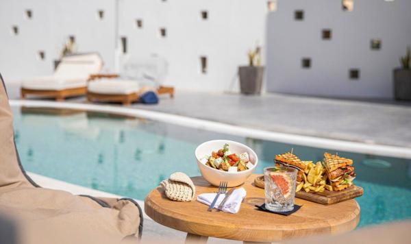 Snacks an der Poolbar