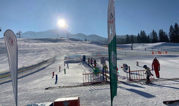 Kinder beim Skifahren