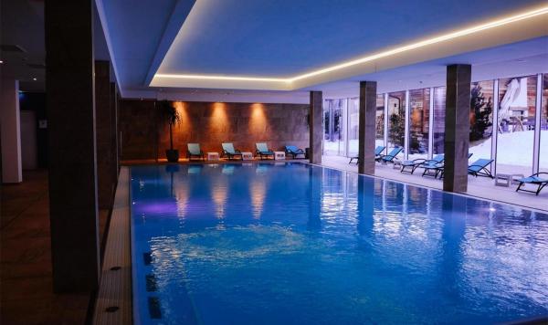 Hallenbad mit Beleuchtung