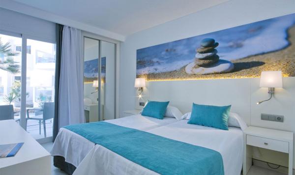 Schlafzimmer mit Bett