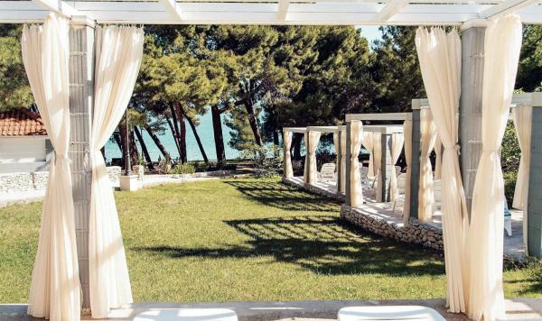 Bali-Betten im Garten