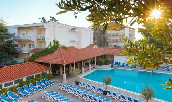 Outdoor Pool mit Liegen