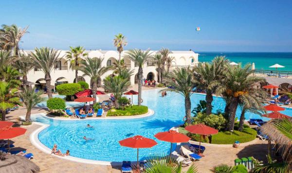 Outdoor Pool mit Meerblick