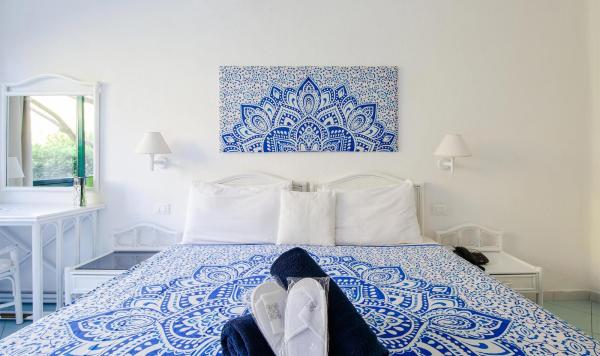 Schlafzimmer mit Doppelbett