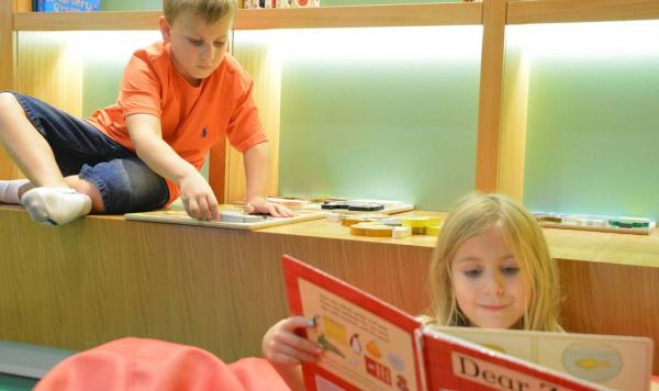 Kinder beim Lesen