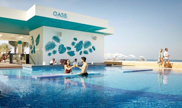 Oasis mit Swim up Bar