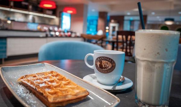 Kaffee mit Waffeln im Cafe Grandmas