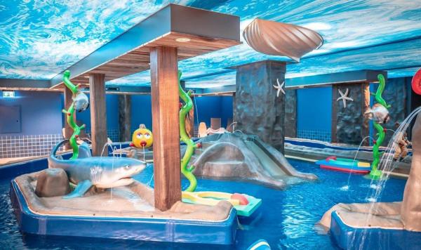 Badeparadies mit Wasserrutschen