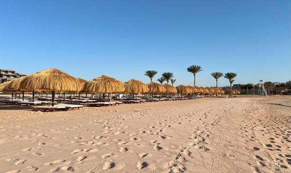 Strohschirmen am Strand