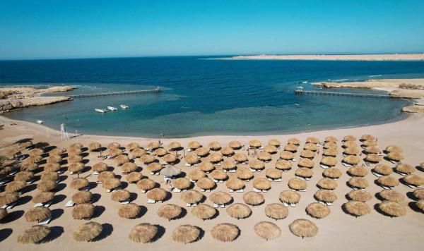Liegen am Strand Luftaufnahme