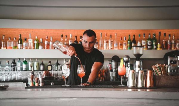 Mitarbeiter an der Bar