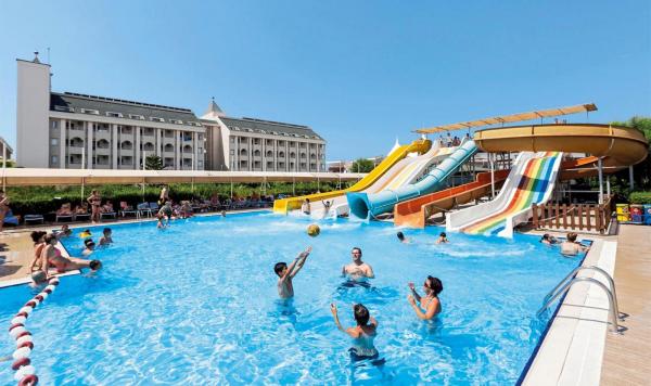 Pool mit Wasserrutschen