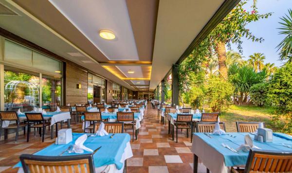 Esstische mit Gartenblick