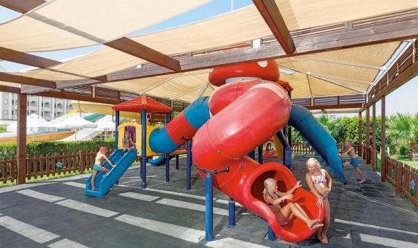 Kinderspielplatz mit Rutschen