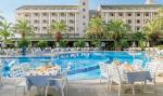Tische am Pool