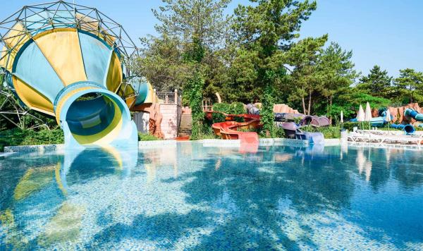 Pool mit Wasserrutschen