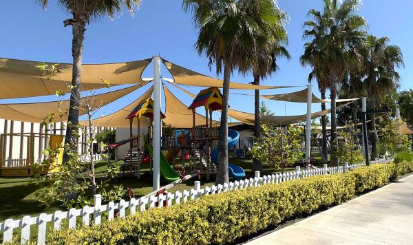 Kinderspielplatz mit Rutschen