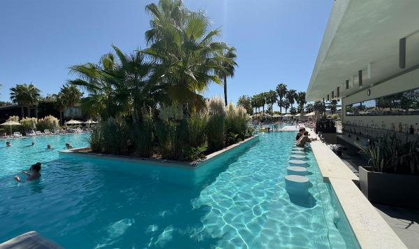 Auszeit an der Poolbar genießen