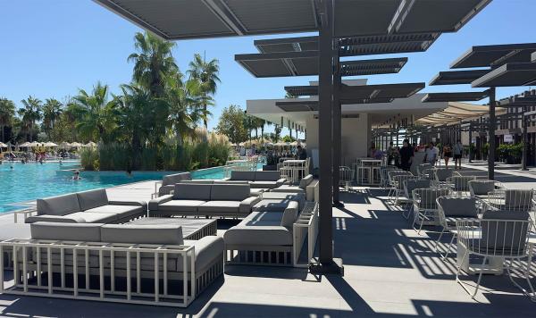 Sitzgelegenheiten am Pool