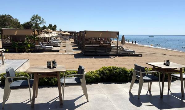 Tisch und Daybeds am Strand