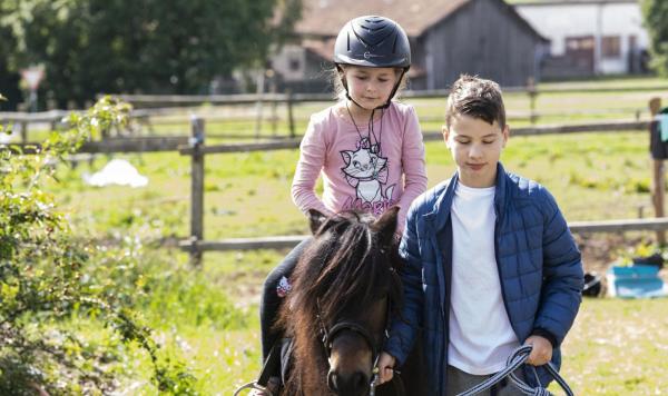Kinder beim Reiten