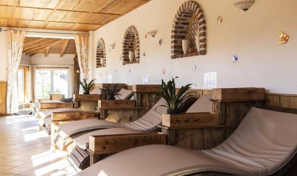 Liegen im Wellnessbereich