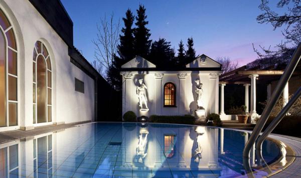 Pool im Wellnessbereich