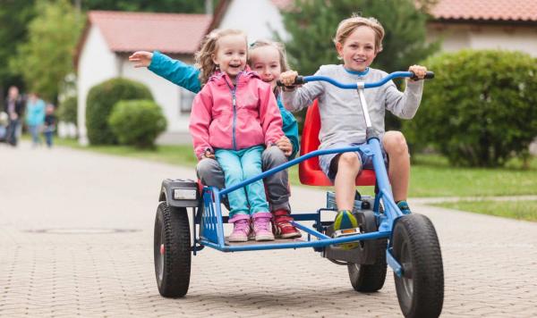 Kinder haben Spaß im Club
