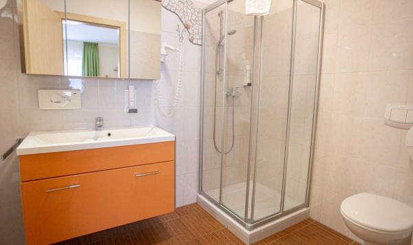 Dreibettzimmer Badezimmer