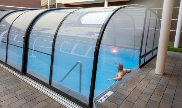 Pool mit Überdachung