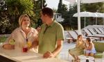 Familie an der Poolbar
